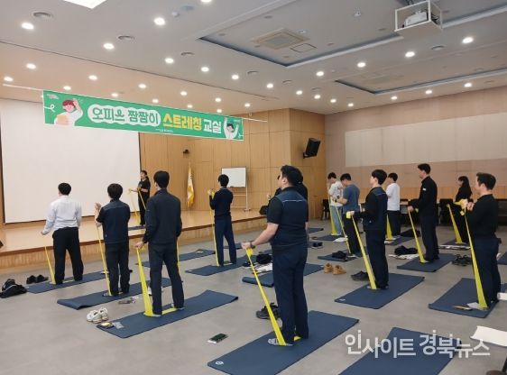 포항시 남구 치매안심센터는 8일 어버이날을 맞아 인지 프로그램 참여자를 대상으로 어버이날 기념행사를 개최했다.