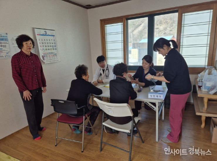 25일 남구 장기면 모포2리 마을회관에서 어르신 및 지역 주민을 대상으로 포항성모병원, 대한미용사회, 미소짜장면 봉사팀과 협력해 의료 나눔 봉사활동을 실시했다.