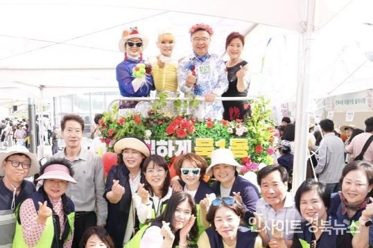 장미축제 주민센터 부스에 함께하는 류경기 중랑구청장